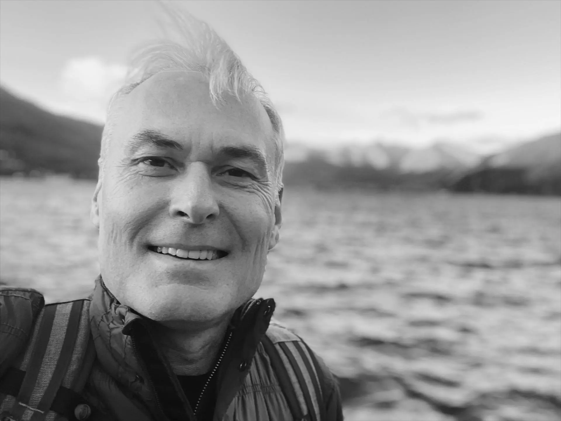 Luca Penati, autore del libro, davanti a un lago di montagna